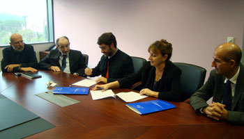 Collaboration agreement between ALBA and CERCA.In the picture (from left to right), Mariano Sazatornil - ALBA's Manager-, Ramón Pascual - Chairman of the Executive Comission of ALBA -, Lluís Rovira - Director of CERCA -, Caterina Biscari - ALBA's Director- and Miguel Ángel García Aranda - ALBA's Scientific Director-.