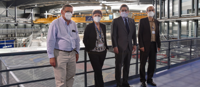 From left to right: Klaus Attenkofer, Caterina Biscari, Manuel Muñiz, and Alejandro Sánchez on the catwalk of the experimental hall at the ALBA Synchrotron.