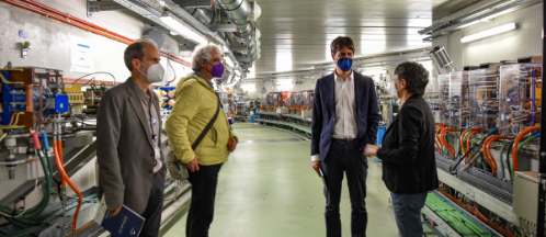 Alejandro Sánchez, Miquel Carrillo, Jordi Solé and Caterina Biscari inside the tunnel accelerator of the ALBA Synchrotron.